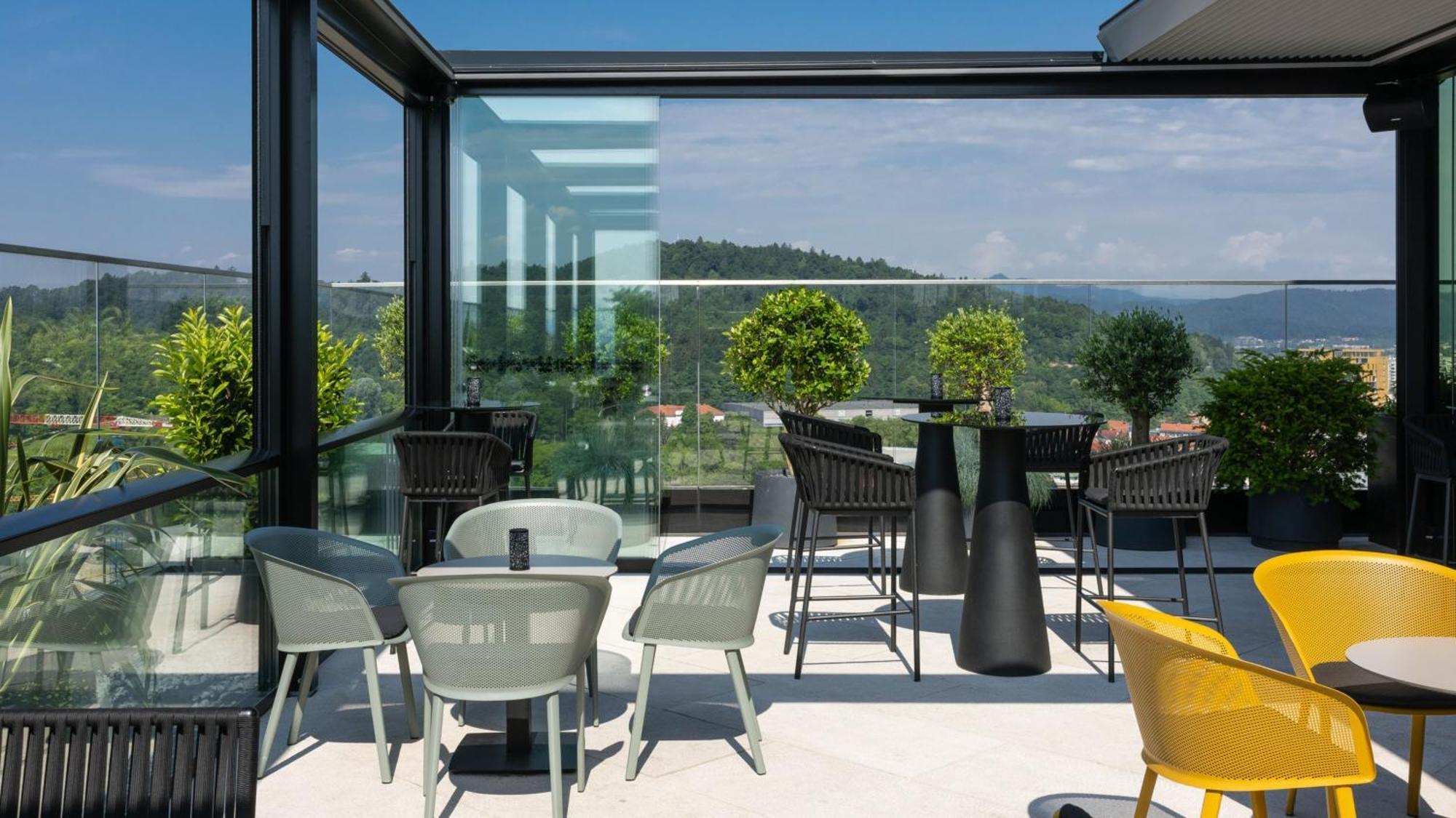 Intercontinental - Ljubljana By Ihg Hotel Ngoại thất bức ảnh The Sky Bar